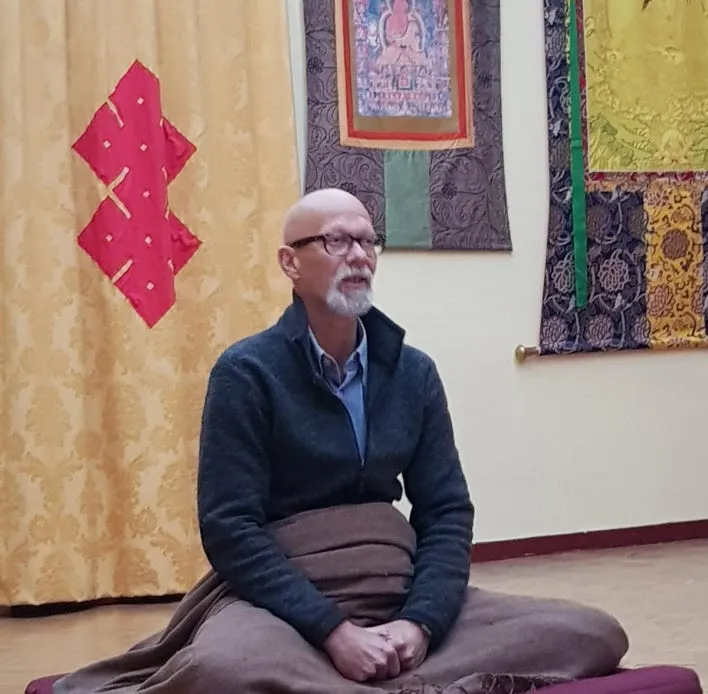 Ivan in Kum Nye Lotus houding.